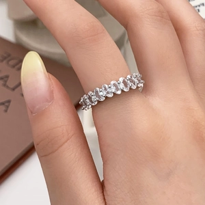 Gros plan d'une bague en argent ornée d'une rangée de zircons cubiques étincelants