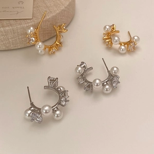 Elegant C-shaped hoop earrings with pearls and cubic zirconia in gold and silver finish