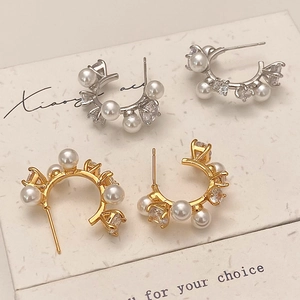 Minimalist French C-shape earrings with pearls and zircons in gold and silver finishes
