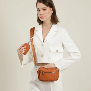 Brown orange crossbody bag set with round coin purse and荔枝 grain texture on white blazer