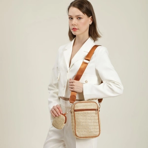 Borsa a tracolla chic in paglia con mini pochette e tracolla marrone su un modello