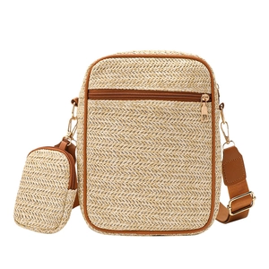 Borsa a tracolla in paglia con texture a onde, finiture in pelle marrone e mini pochette