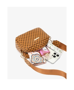 Vista interior del bolso bandolera marrón estampado con espacio para móvil y cartera
