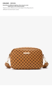Detalle del estampado floral retro en bolso de hombro de cuero PU marrón con cremallera dorada