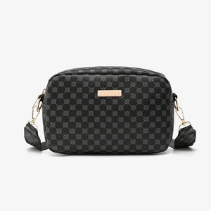 Bolso bandolera negro con estampado floral, herrajes dorados y correa ancha