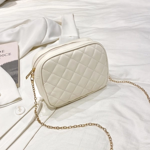 Elegante borsa a tracolla trapuntata bianca con catena d'oro su sfondo morbido