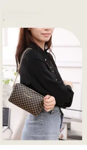 Détail du petit sac carré rétro à pois avec bandoulière chaîne sur le mannequin