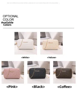 Détail de sacs à bandoulière stylés avec chaînes en diverses couleurs et motifs