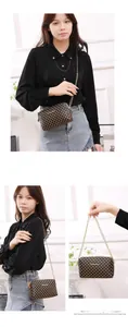 Détail du sac bandoulière marron à damier avec chaîne dorée et logo métallique carré