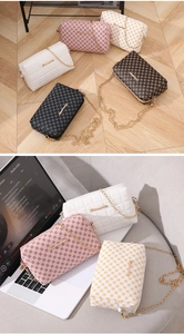 Détails de sacs à bandoulière chic avec motifs vintage et finitions métalliques dorées