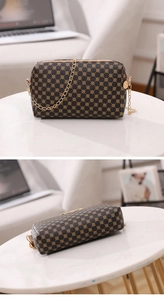 Détail du sac bandoulière marron avec chaîne dorée et finition texturée de qualité