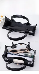 Vue détaillée de la capacité d'un sac à main transparent en PVC avec chaîne et cuir