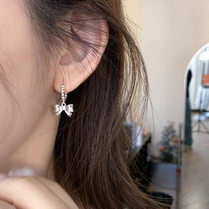 Boucles d'oreilles nœud argentées pour femmes avec un design de ruban 3D minimaliste