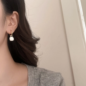 Orecchini pendenti quadrati minimalisti con cerchi dorati e smalto bianco per donna