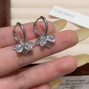 Vue macro de boucles d'oreilles lotus en argent avec pierres de zircone marquise