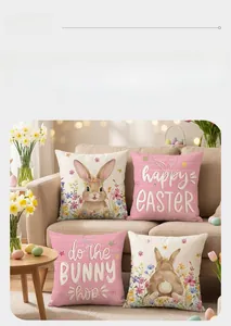 Detailansicht von vier Oster-Kissenbezügen mit Hasen- und Blumenprint auf Sofa