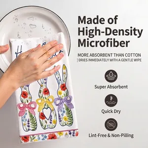 Torchon de Pâques en microfibre absorbante avec motif lapin séchant une assiette blanche