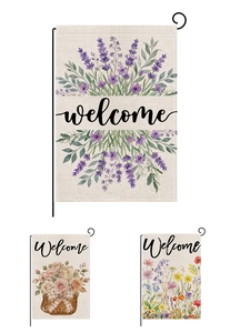 Détail des drapeaux de jardin fleuris avec texte Welcome et support en métal noir