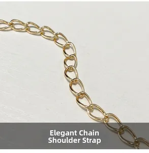 Nahaufnahme der flexiblen goldenen Metallkette als Schultergurt für Damenhandtaschen