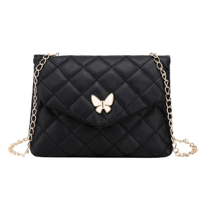 Elegante schwarze Stepptasche mit Schmetterlingsverschluss und goldener Ketten-Schultergurt