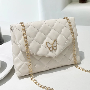 Sac bandoulière matelassé crème avec fermoir papillon et chaîne dorée élégante