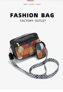 Dettaglio della piccola borsa a tracolla con motivo a rombi e mini portamonete incluso