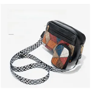 Dettaglio borsa a tracolla patchwork multicolore con mini portamonete e tracolla larga