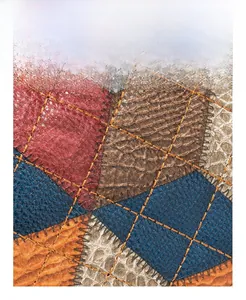 Dettaglio della borsa patchwork con trama a serpente e trapuntatura a rombi