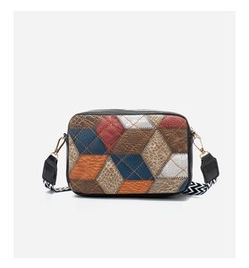 Dettaglio borsa patchwork in pelle color-block con tracolla a motivi geometrici