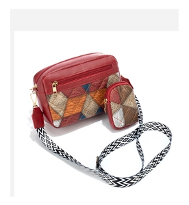 Dettaglio borsa a tracolla patchwork a rombi con mini portamonete e tracolla