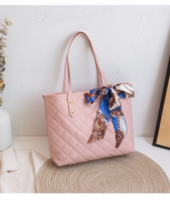 Detail der rosa gesteppten Shopper-Tasche mit Seidenschal-Griff auf einer Matte