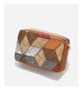 Dettaglio macro del patchwork di pelle multicolore e cuciture trapuntate sulla borsa