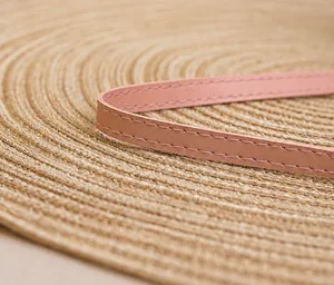 Detailaufnahme des rosa Schultergurts mit feinen Nähten für die bestickte Tasche