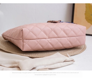 Detailansicht der rosa gesteppten Lederhandtasche mit Nähten und rechteckigem Boden