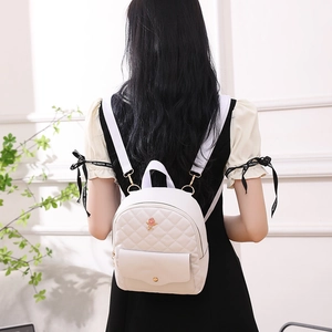 Weiße gesteppte Mini-Rucksacktasche für Damen mit Rosen-Dekor und goldener Hardware