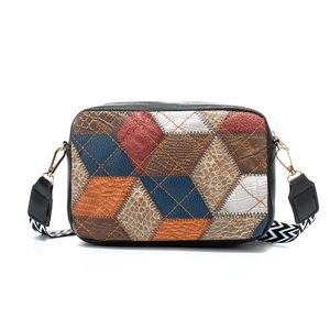 Borsa a tracolla patchwork multicolore in finta pelle con ampia tracolla decorata