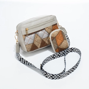Borsa a tracolla con patchwork geometrico a contrasto e mini portamonete coordinato