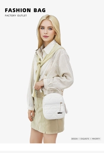 Gros plan d'un sac à bandoulière matelassé blanc avec pompons porté par un mannequin