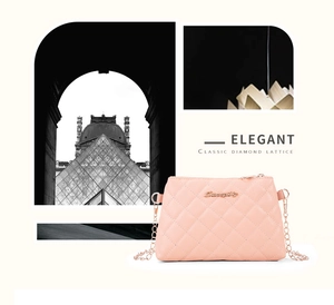 Détail du sac à bandoulière matelassé rose avec logo en métal doré et bandoulière
