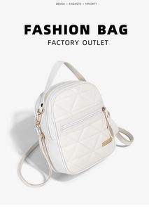 Détail du mini sac à dos blanc matelassé avec finitions dorées et poignée supérieure