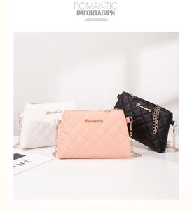 Trio de sacs bandoulière matelassés en blanc, rose et noir avec détails dorés