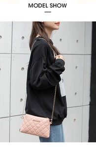 Gros plan du sac bandoulière rose matelassé avec chaîne dorée porté par un mannequin