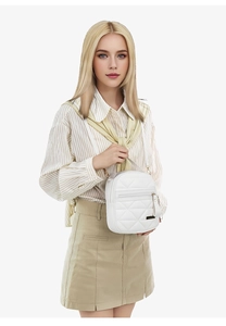 Détail du petit sac à dos blanc matelassé en cuir PU avec poche frontale et logo en métal