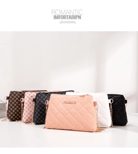 Détails des sacs à bandoulière matelassés avec bandoulière chaîne et logo en métal