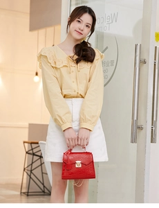 Fashionable red crocodile pattern handbag paired with yellow lace collar shirt and white skirt