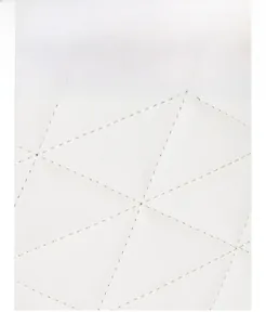 Détail en similicuir blanc avec matelassage géométrique argenté et couture fine