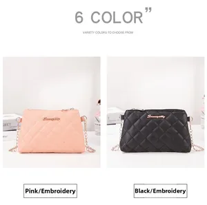 Détail de sacs à bandoulière matelassés rose et noir avec logo et bandoulière