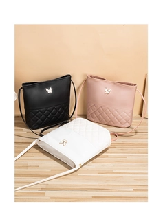 Trois sacs bandoulière matelassés élégants en noir, rose et blanc avec boucles papillon