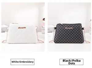 Détail de sacs bandoulière en cuir PU matelassé blanc et noir avec chaîne et logo métallique