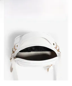 Vue de dessus de l'intérieur du sac en cuir blanc avec doublure et crochets dorés